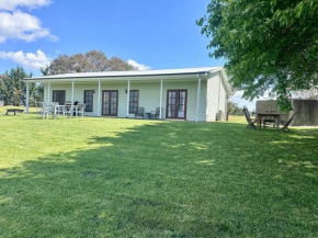 3 Bedroom Minutes to CBD Bathurst, Farmstay Sleep8